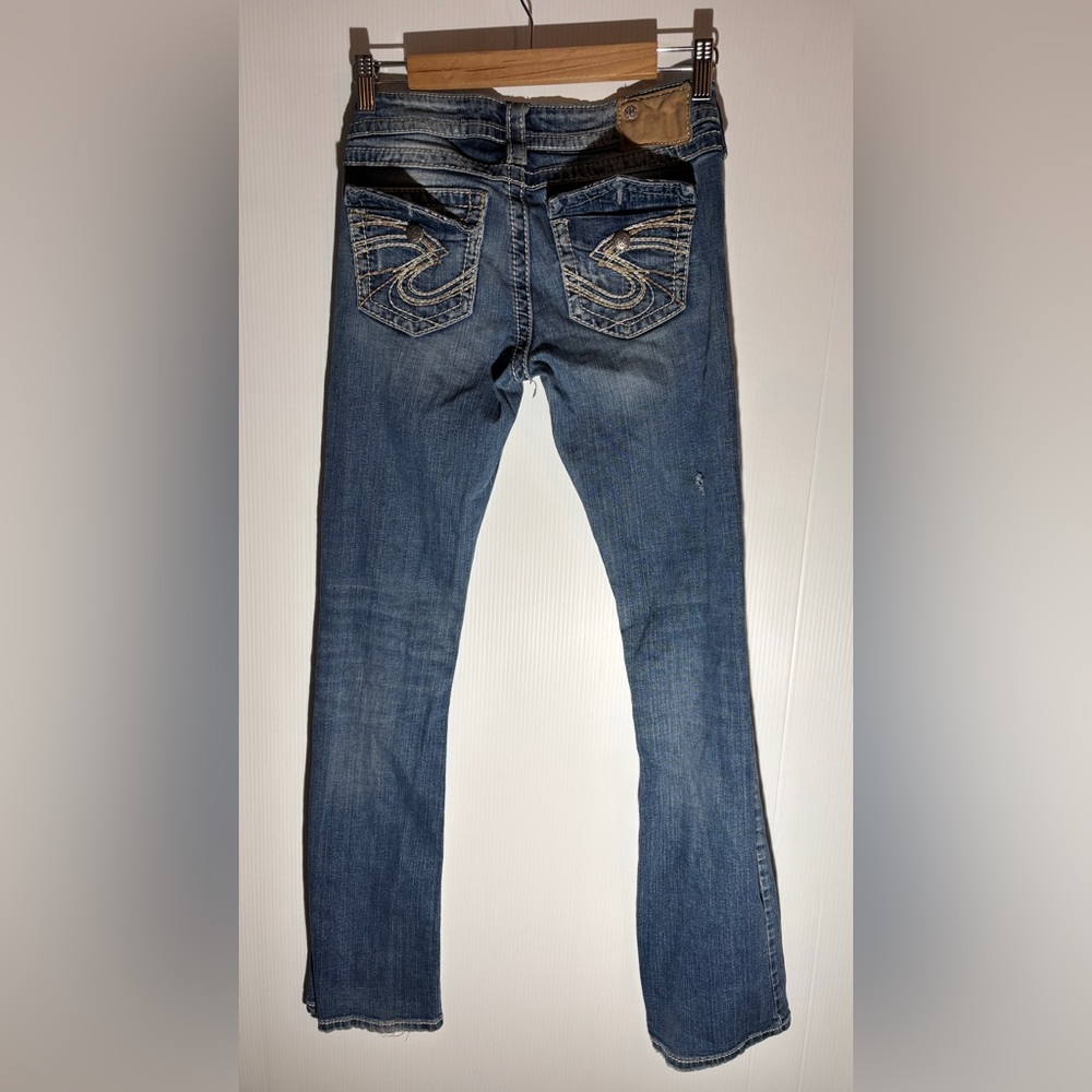 Silver Jeans Co distressed women’s jeans in size 26.